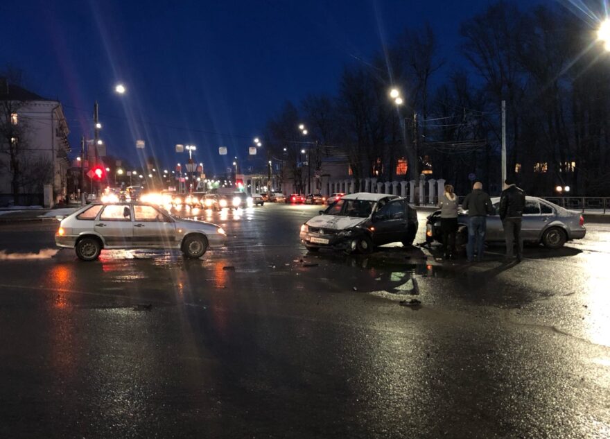 В Твери «Фольксваген» протаранил «Рено»