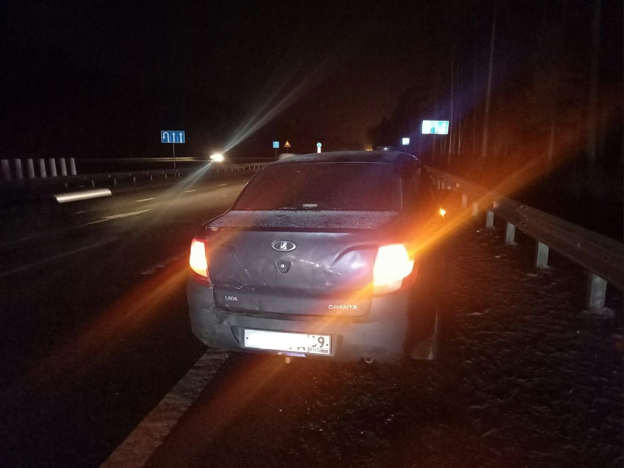 На ночной трассе под Тверью водитель легковушки насмерть сбил мужчину