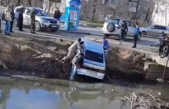 В соцсетях жители Твери спорят: помочь водителю или сам виноват