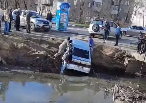 В соцсетях жители Твери спорят: помочь водителю или сам виноват