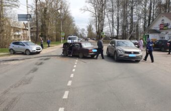 Пожилой водитель не уступил дорогу молодому в Тверской области