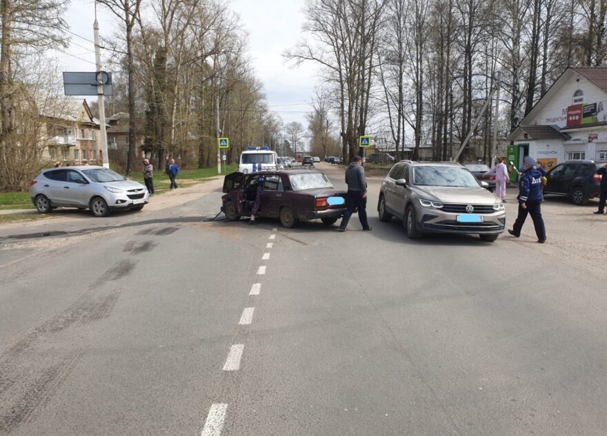 Пожилой водитель не уступил дорогу молодому в Тверской области Пожилой водитель не уступил дорогу молодому в Тверской области