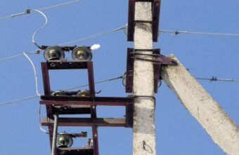 Житель Тверской области погиб, пытаясь срезать кабель с ЛЭП