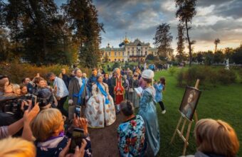 В Твери можно встретить оживших героев известных картин В Твери можно встретить оживших героев известных картин