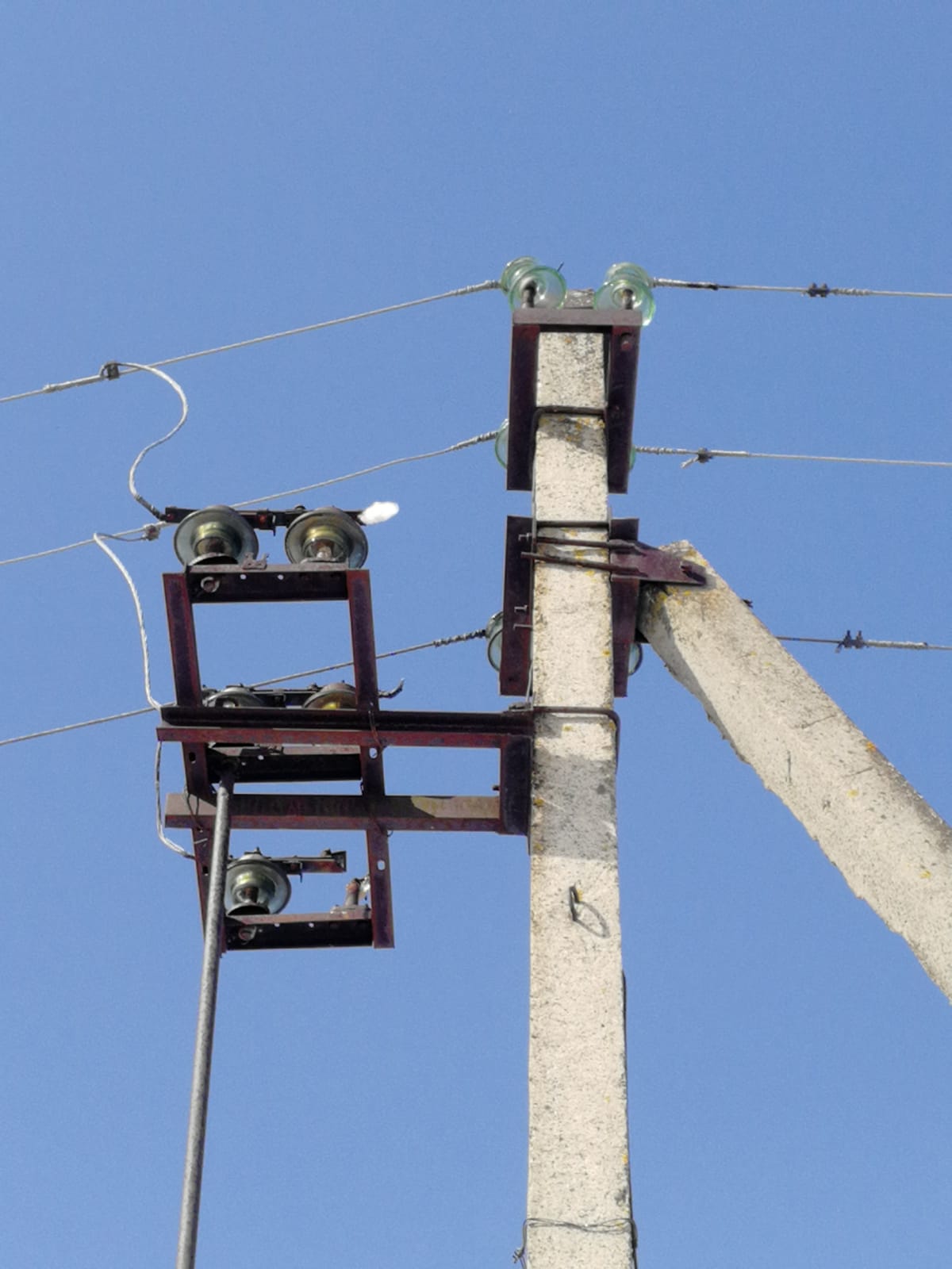 Житель Тверской области погиб, пытаясь срезать кабель с ЛЭП