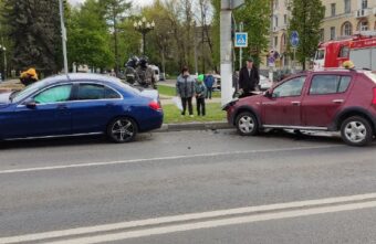 Две иномарки не поделили дорогу в Твери Две иномарки не поделили дорогу в Твери