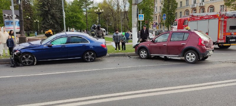 Две иномарки не поделили дорогу в Твери