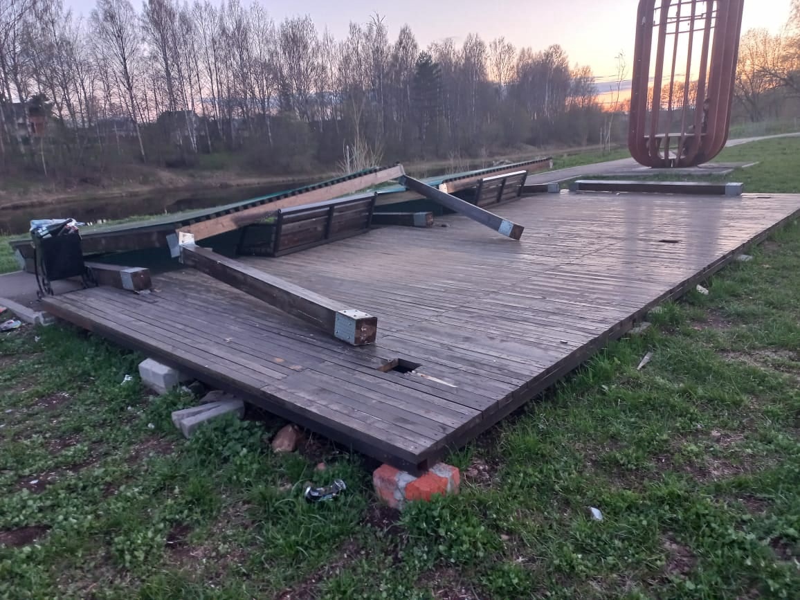 На набережной в Тверской области на ребёнка упала деревянная конструкция