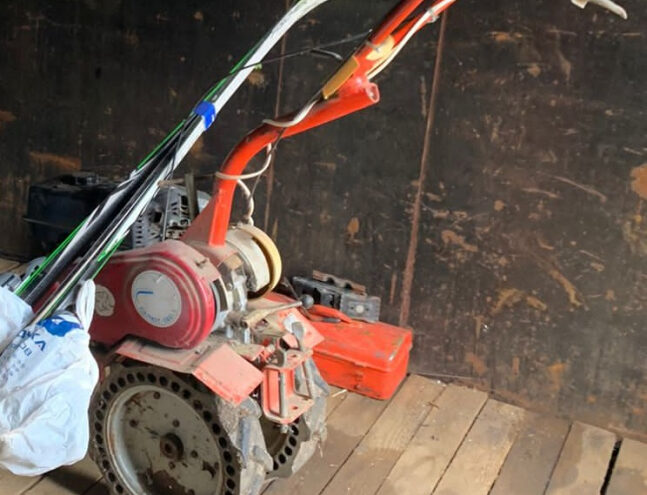 Вор оставил жительницу Тверской области без лыж и мотоблока