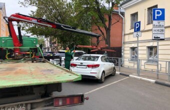 В центре Твери ловят нарушителей, паркующих машины на местах для инвалидов