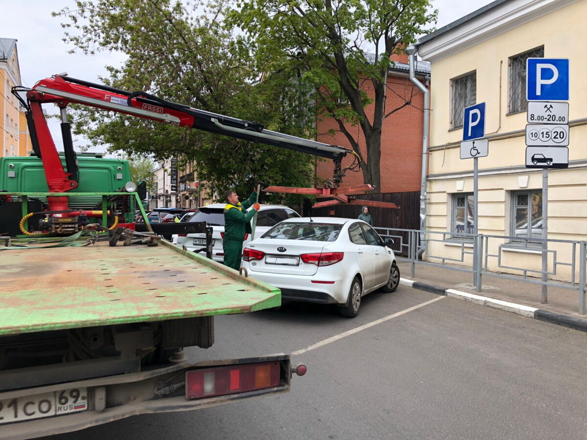 В центре Твери ловят нарушителей, паркующих машины на местах для инвалидов