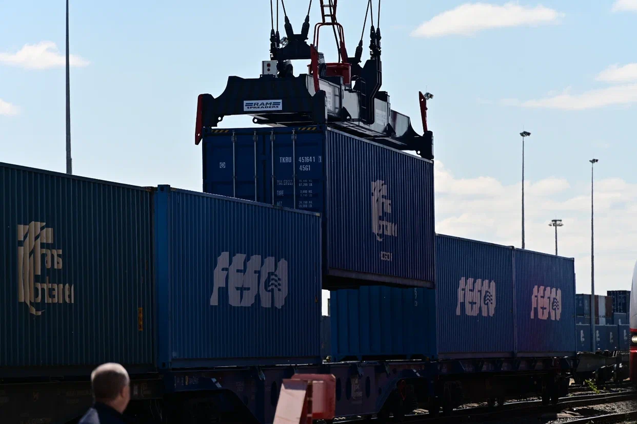 Почта и РЖД отправили первый почтовый контейнерный поезд «Россия» по маршруту Москва – Владивосток