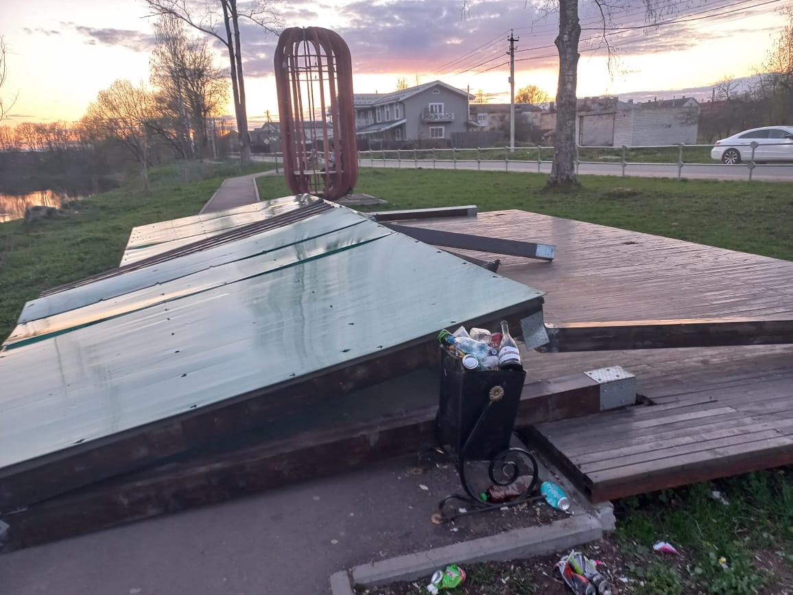 На набережной в Тверской области на ребёнка упала деревянная конструкция