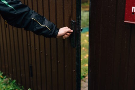 В России расширили пределы самообороны при проникновении грабителей в дом