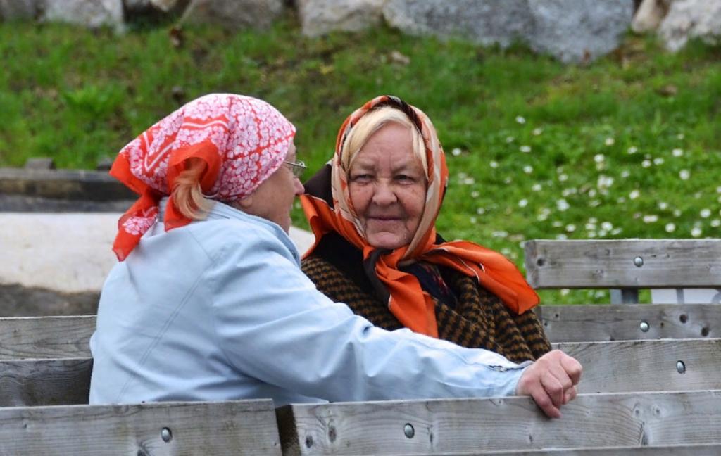 Соседки русские сюжетом. Бабушка смеется. Бабушки на лавочке в деревне. Две бабушки на скамейке. Деревенская бабушка.