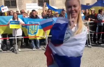 Девушка станцевала "Калинку" перед проукраинским митингом в Германии Девушка станцевала "Калинку" перед проукраинским митингом в Германии