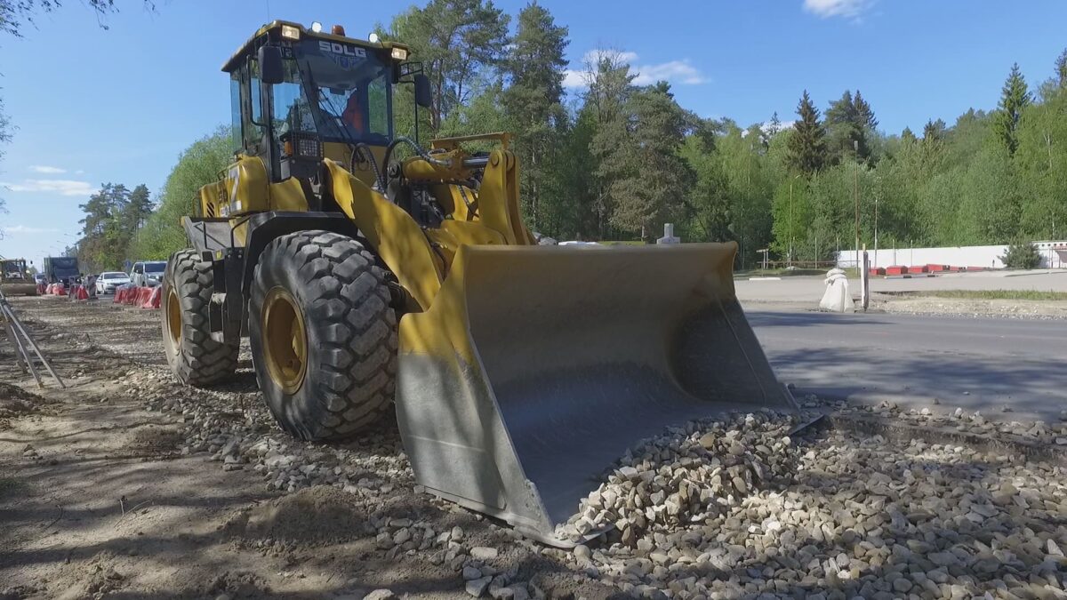 Во всех районах Твери продолжается ремонт дорог и тротуаров