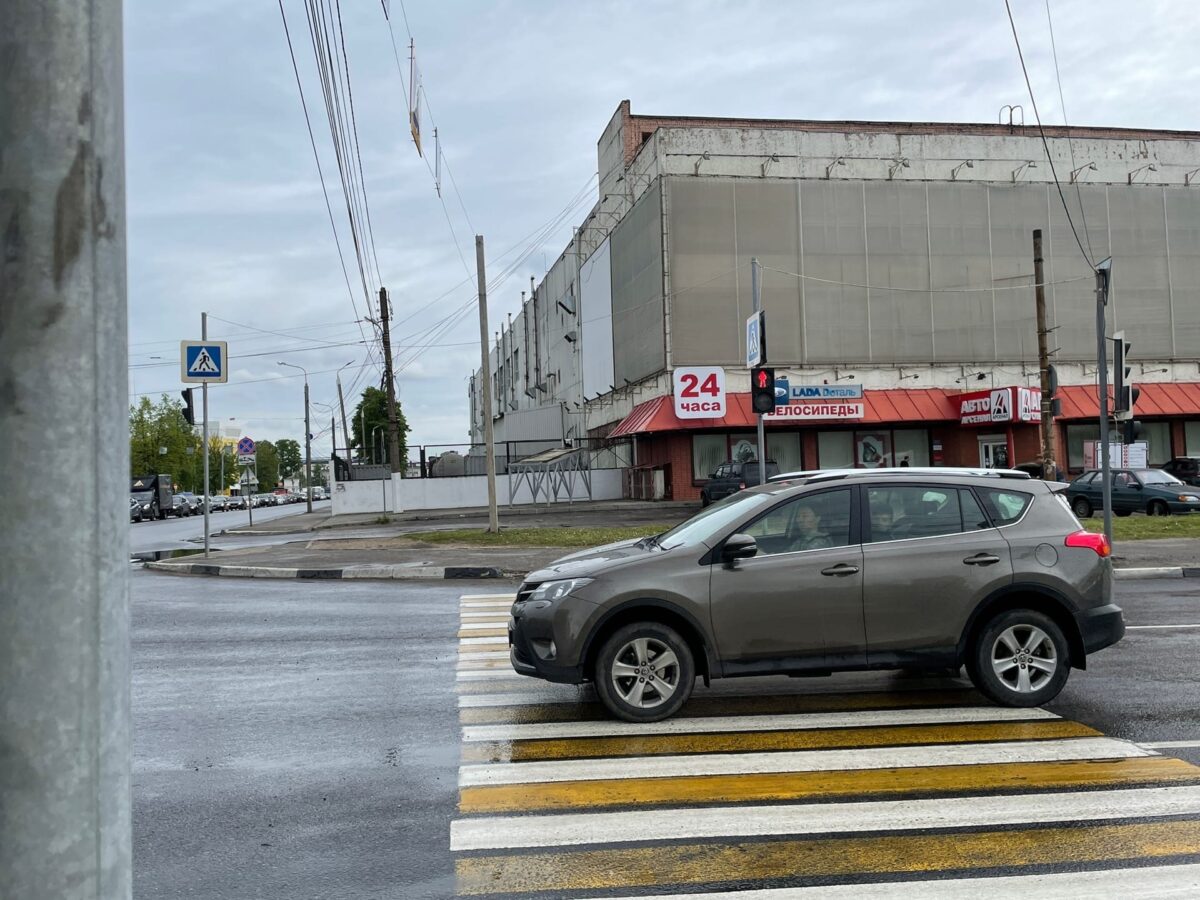 Из-за неработающего светофора в Твери собирается огромная пробка