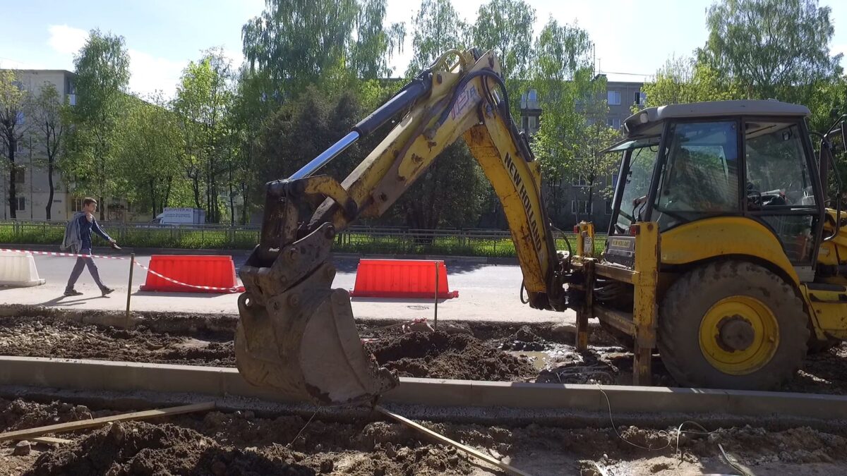 Во всех районах Твери продолжается ремонт дорог и тротуаров