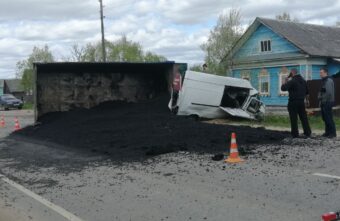 Водитель "Форда" погиб в столкновении с самосвалом в Тверской области
