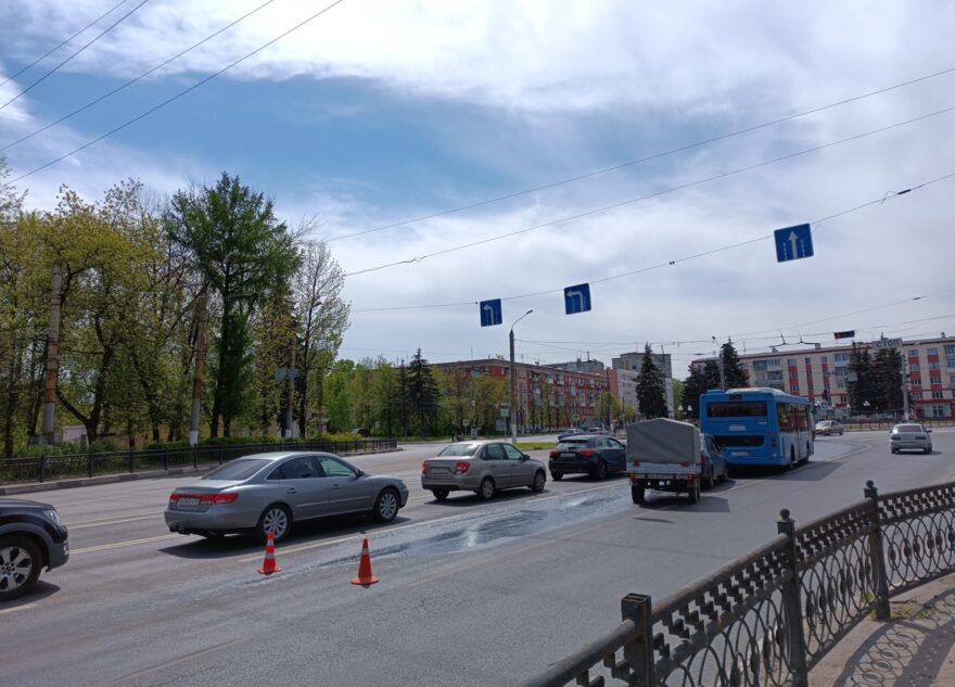 На дороге в Твери разлилось топливо