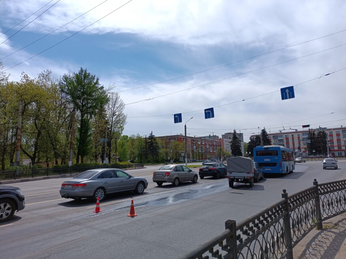 На дороге в Твери разлилось топливо