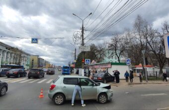 Молодая девушка пострадала в столкновении двух иномарок в Твери