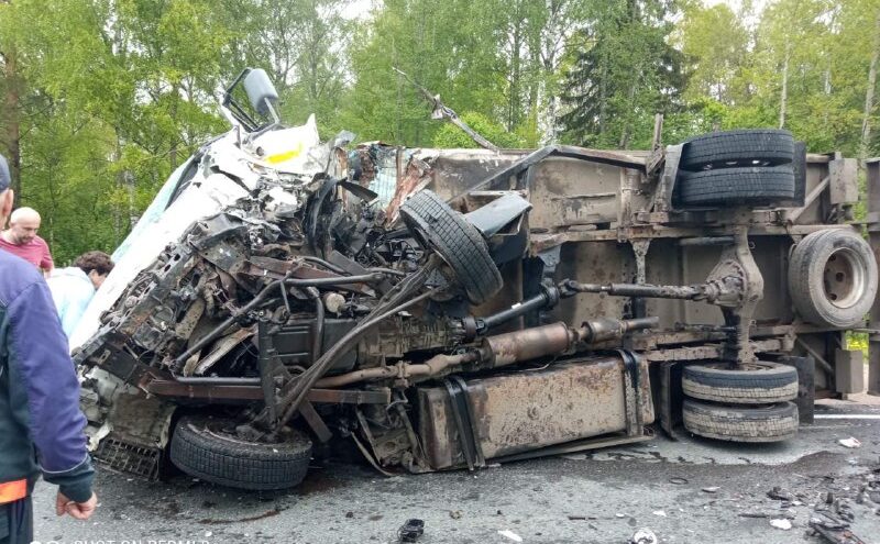 Водитель "Ауди" погиб в столкновении с большегрузом в Тверской области Водитель "Ауди" погиб в столкновении с большегрузом в Тверской области