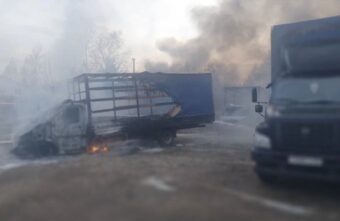 Больше 30 грузовых автомобилей повреждены в результате пожара в Твери Больше 30 грузовых автомобилей повреждены в результате пожара в Твери