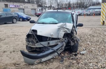 В Твери иномарка вылетела на обочину и врезалась в дерево