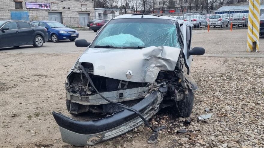 В Твери иномарка вылетела на обочину и врезалась в дерево