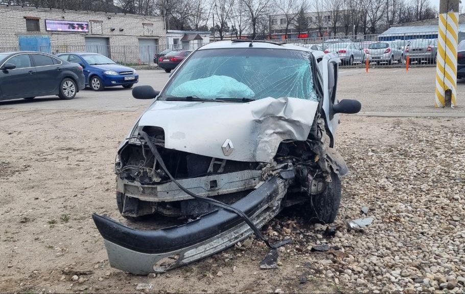 В Твери иномарка вылетела на обочину и врезалась в дерево