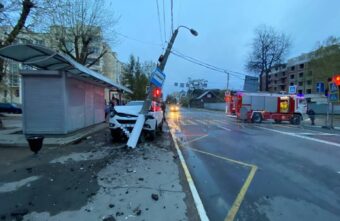 В Твери водитель иномарки протаранил столб