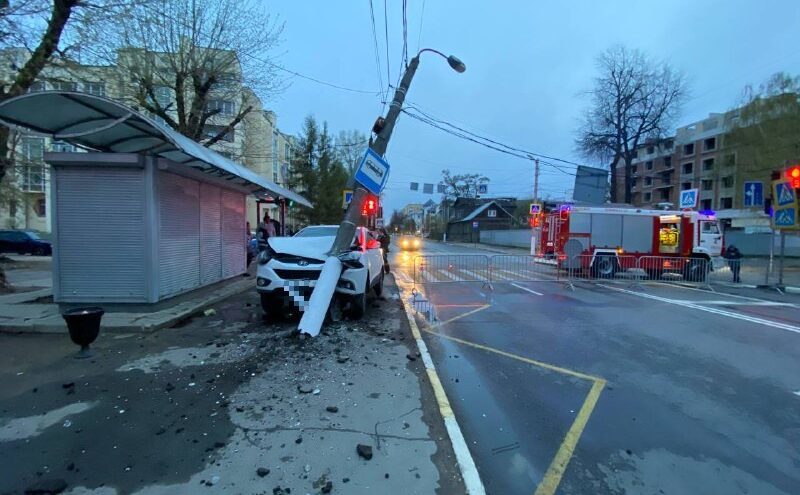 В Твери водитель иномарки протаранил столб