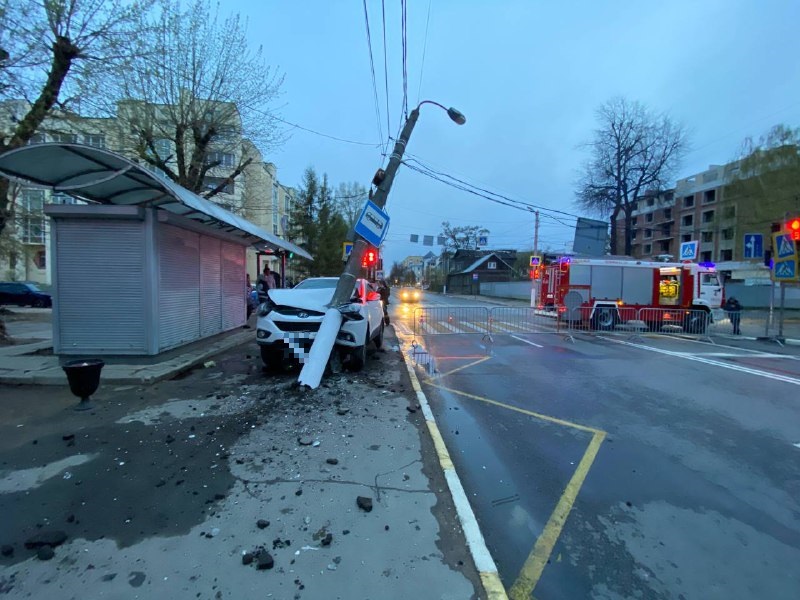 В Твери водитель иномарки протаранил столб