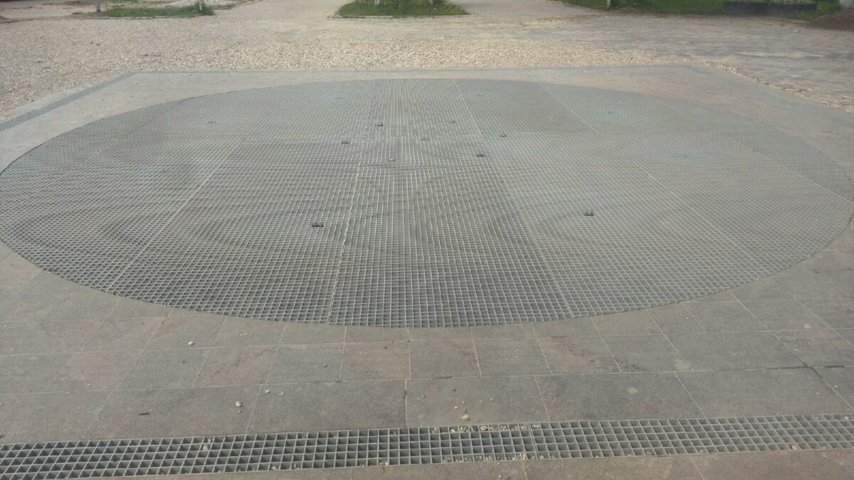 Дикий народ: в Тверской области фонтан сломался из-за "детских шалостей"