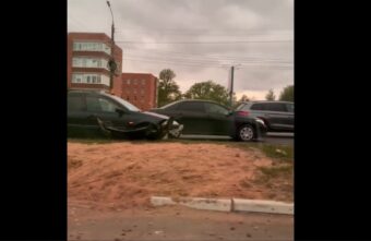 В Твери легковушка «догнала» автобус на мосту