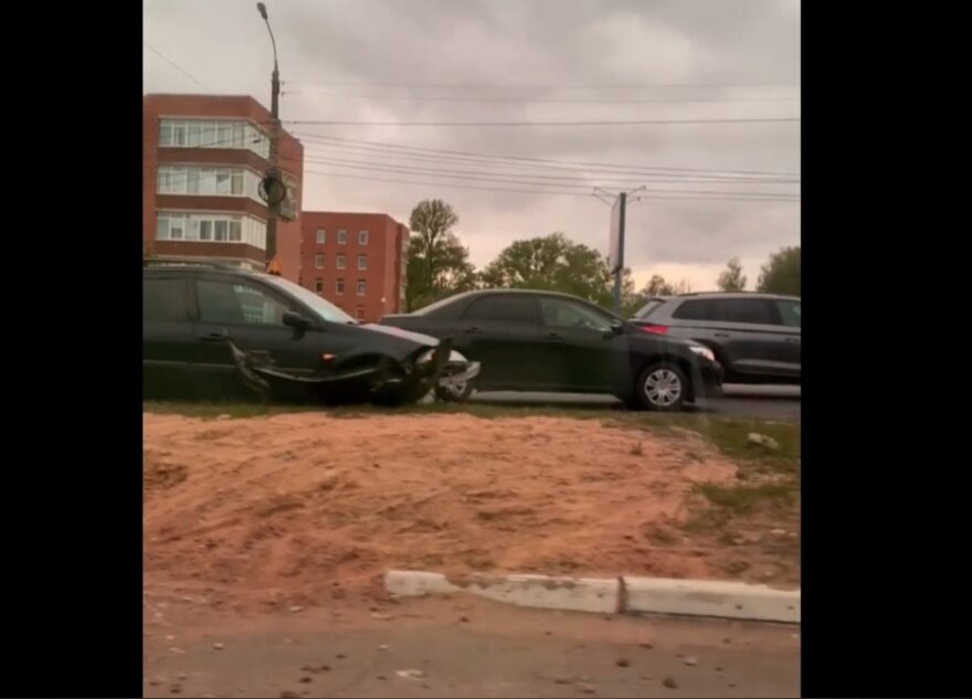 В Твери легковушка «догнала» автобус на мосту