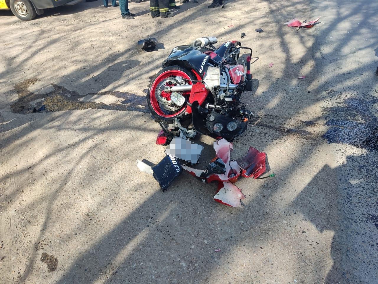 Мотоциклист попал в больницу после столкновения с легковушкой в Тверской области