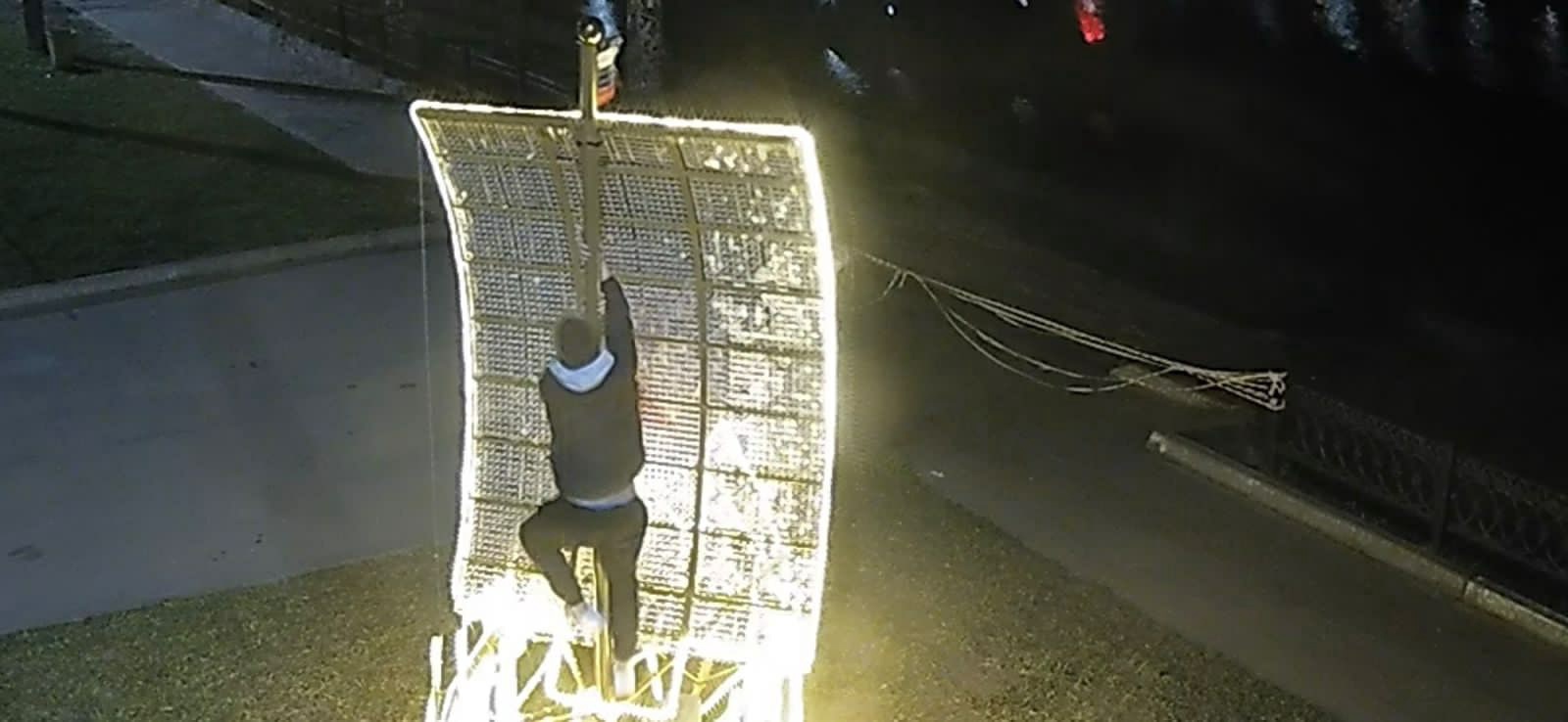 Полиция разыскивает мужчину, который забрался в ладью на набережной в Тверской области