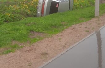 В Тверской области местные жители ищут хозяев машины, которая "уснула" в кювете