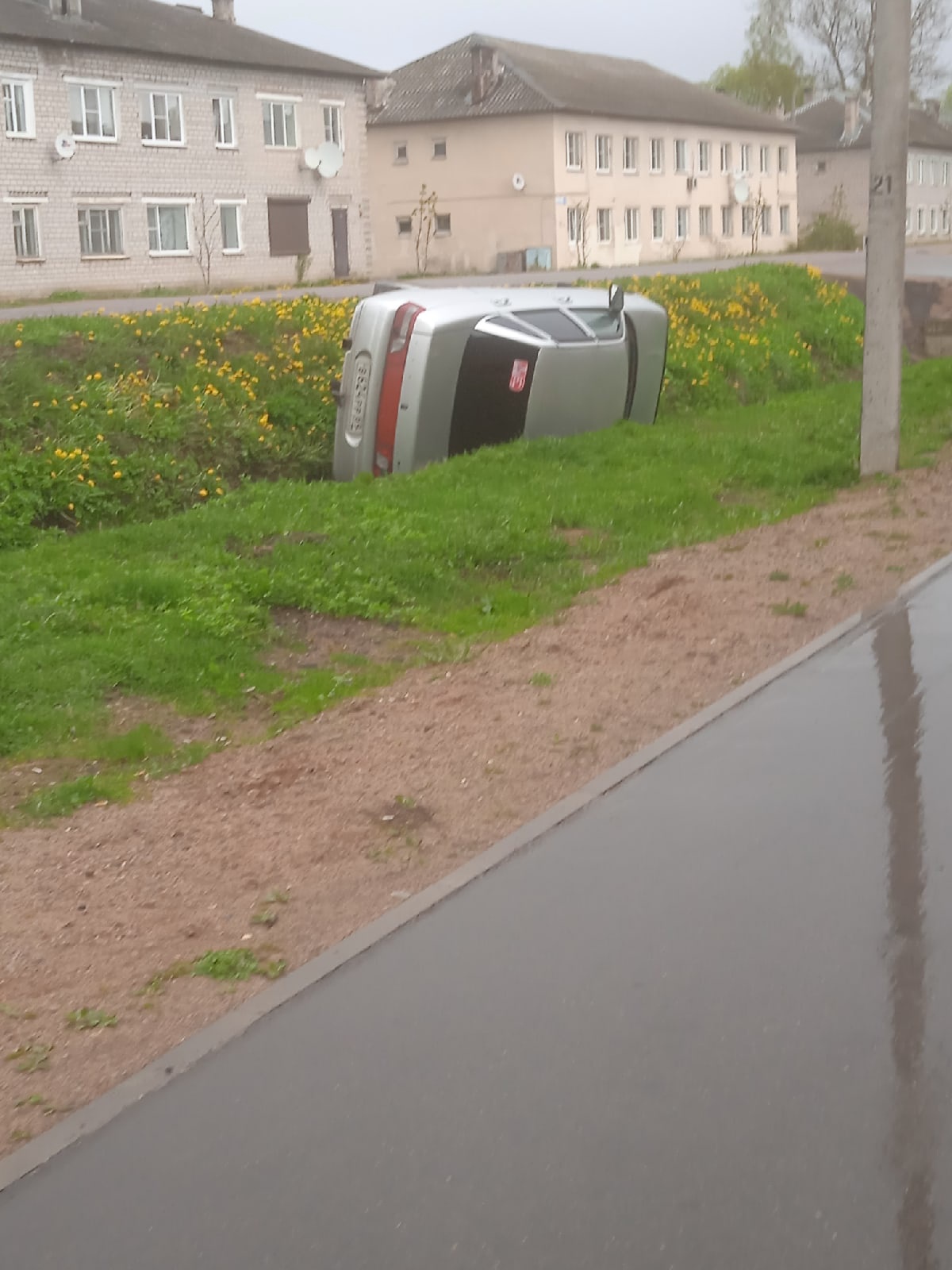 В Тверской области местные жители ищут хозяев машины, которая "уснула" в кювете