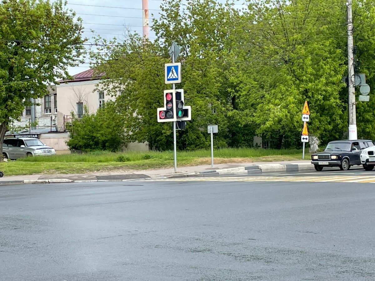 Из-за неработающего светофора в Твери собирается огромная пробка