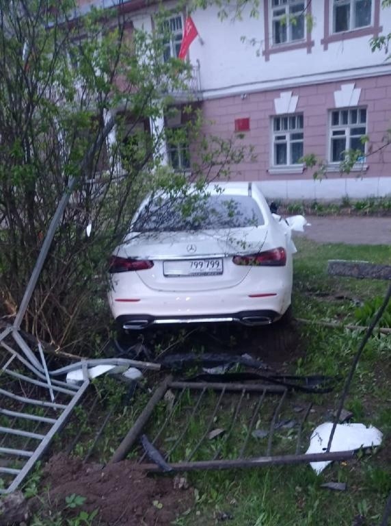 Пьяный водитель на «Мерседесе» не увидел забор в Тверской области