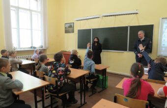 Транспортные полицейские Твери напоминают школьникам о безопасности на железной дороге Транспортные полицейские Твери напоминают школьникам о безопасности на железной дороге