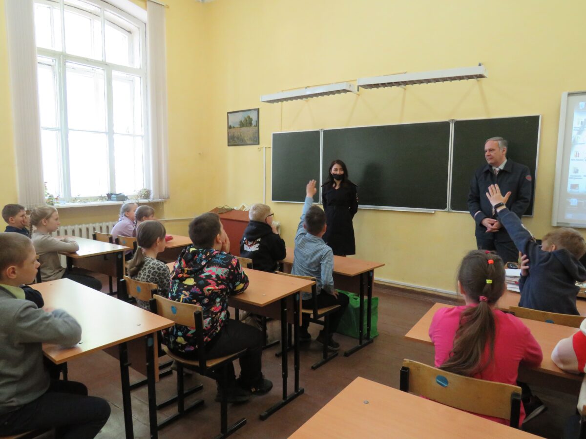 Транспортные полицейские Твери напоминают школьникам о безопасности на железной дороге