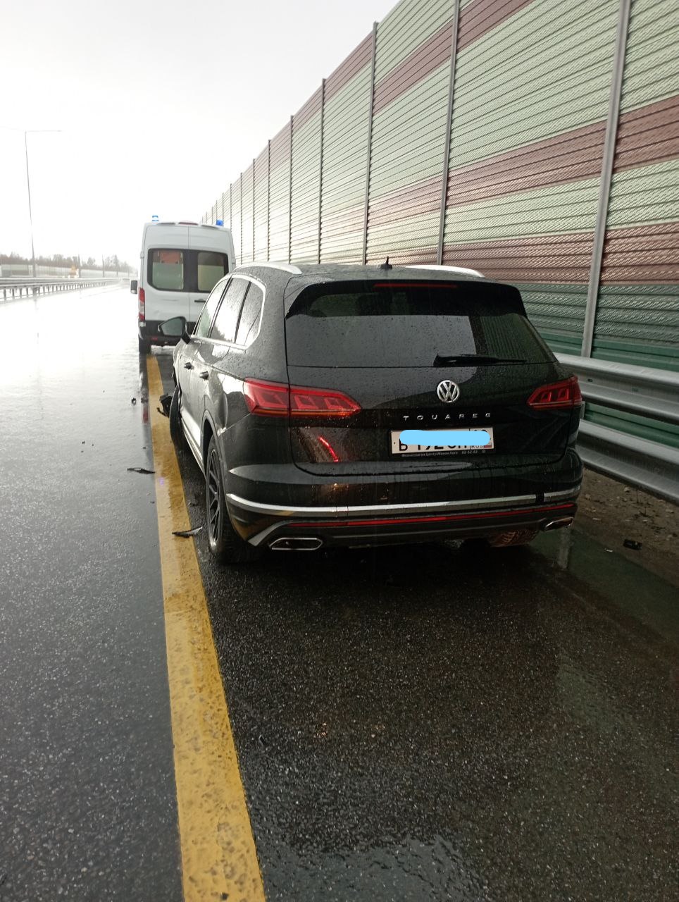 Трезвый водитель влетел в барьерное ограждение на М-11 в Тверской области