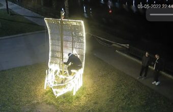 Полиция разыскивает мужчину, который забрался в ладью на набережной в Тверской области