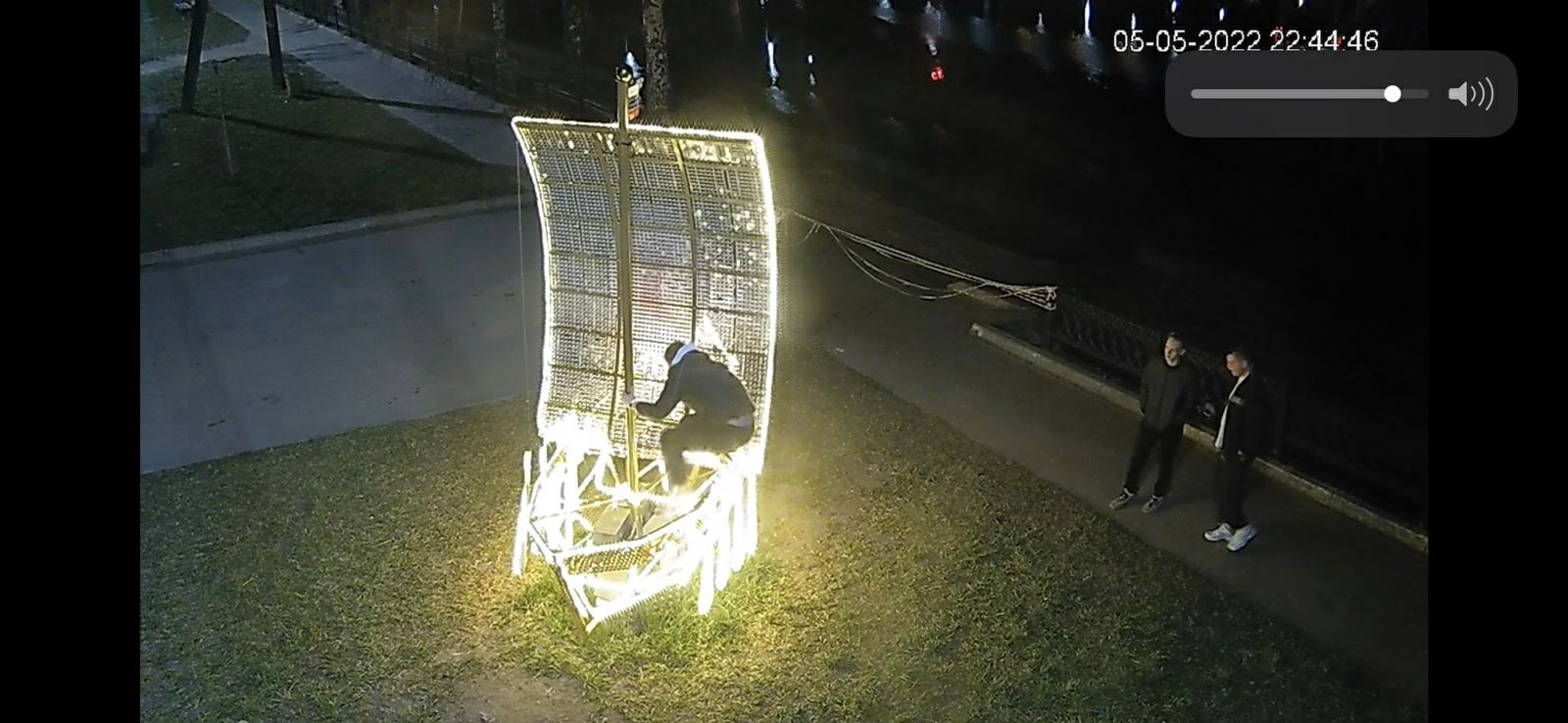 Полиция разыскивает мужчину, который забрался в ладью на набережной в Тверской области