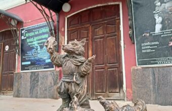 Город в Тверской области украсили фигурками волков